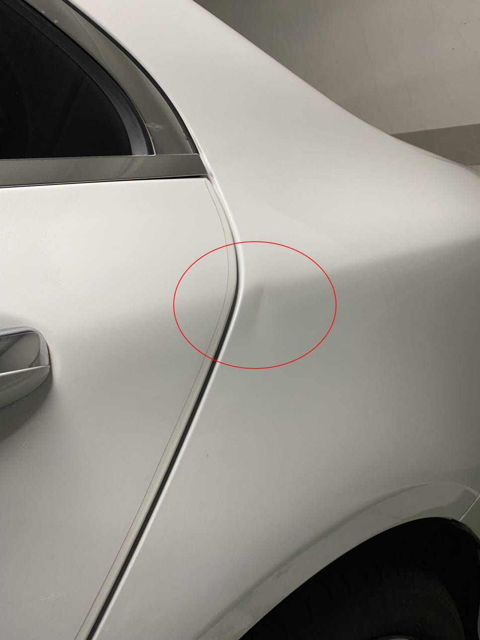 벤츠 C200 리어 펜더 문콕 덴트 찌그러짐 복원 전