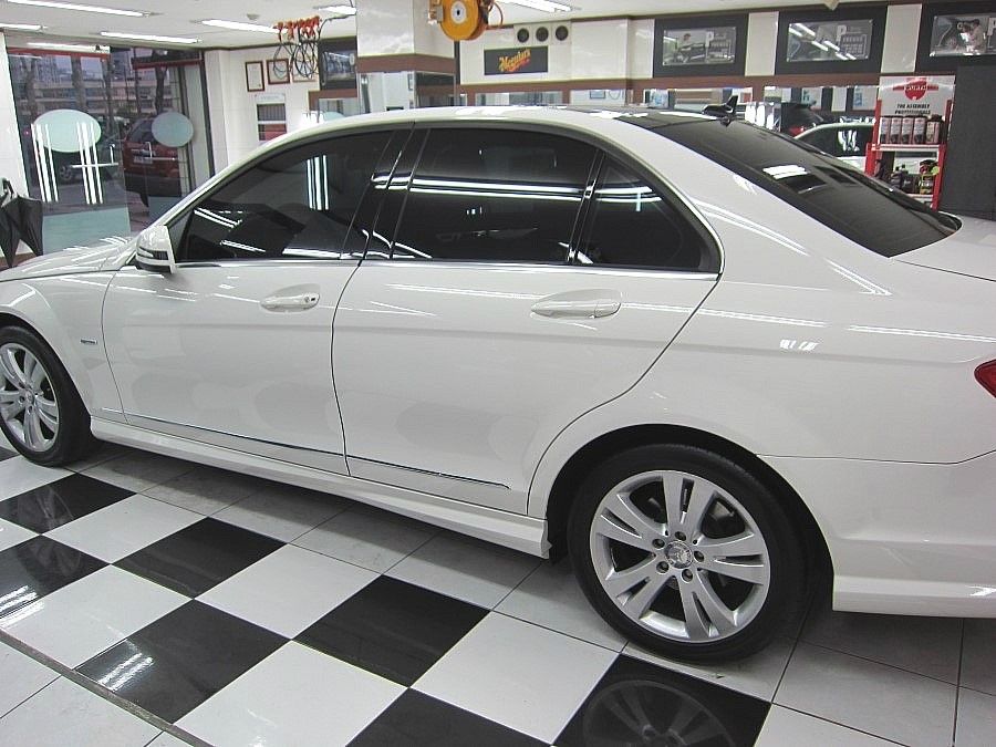 벤츠 C200 운전석 측면 판금도색 보험수리 및 광택코팅 완료 후 신차 같은 외관