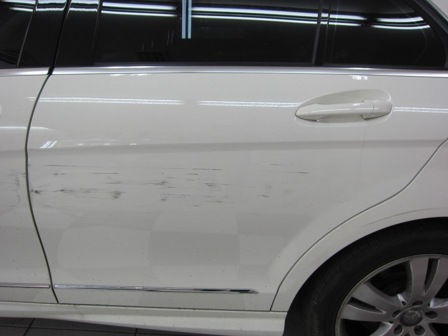 벤츠 C200 운전석 앞도어 좁은 골목 좌회전 중 벽 접촉으로 측면 전체 도색 손상 상태