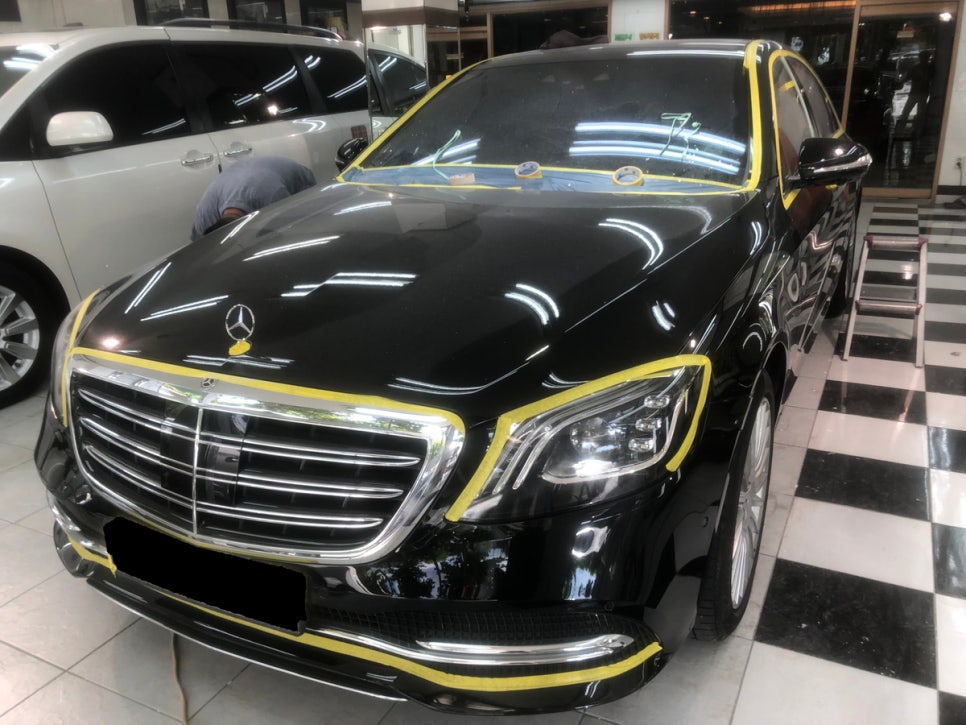 벤츠 S350 옵시디안 블랙 색상 차량의 스크래치와 이물질로 광택을 잃은 도장면
