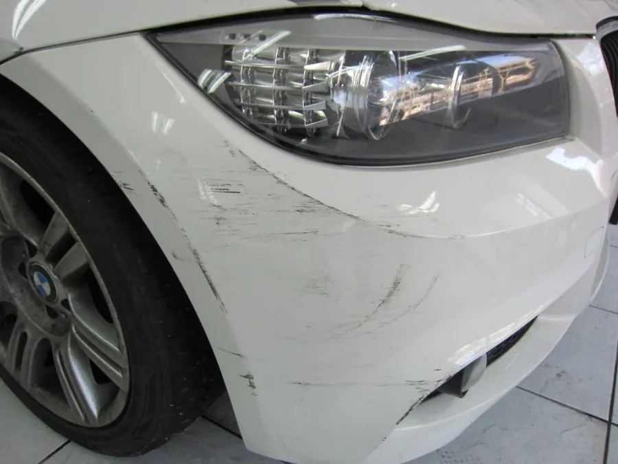 BMW 320d 범퍼 휀다 긁힘 사고렌트 수리 전