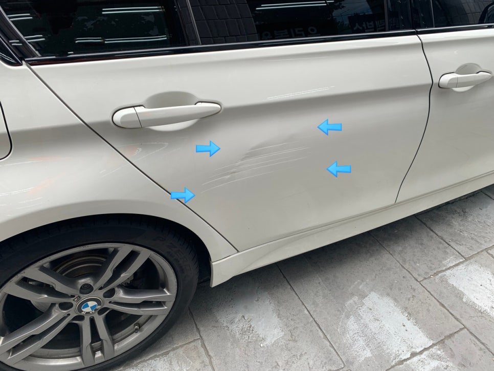 알파인 화이트 BMW 320d 조수석 리어 도어 찌그러짐 및 깊은 스크래치 손상 상태