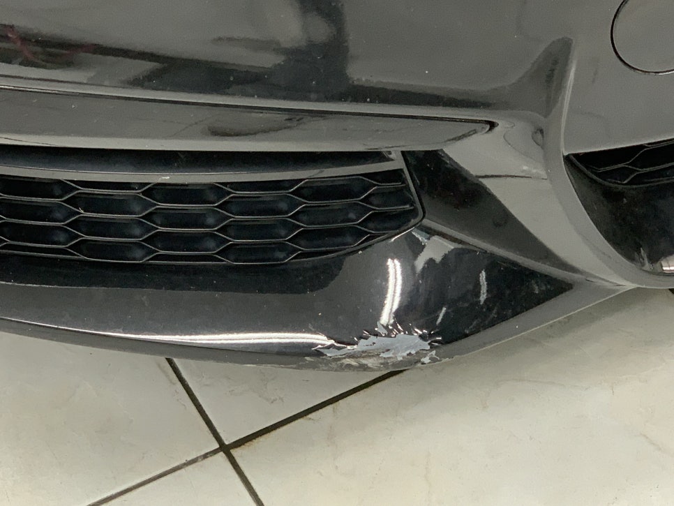 블랙 사파이어 색상 BMW 520d 차량의 앞 범퍼 운전석 및 조수석 넓은 범위의 손상과 하단 스크래치