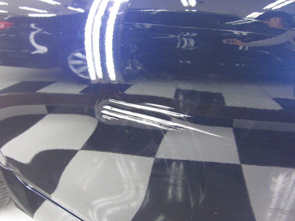 BMW 520d 조수석 뒤도어 흠집 및 도장 손상 수리 전