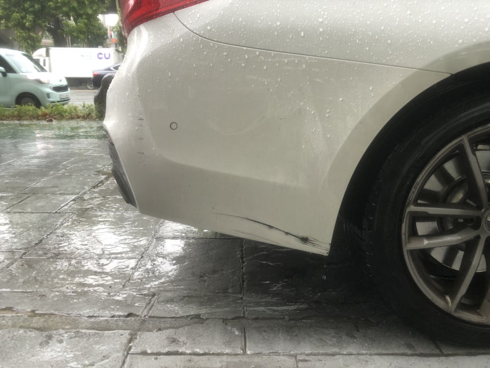 BMW 520D 뒤 범퍼 시공 전 2