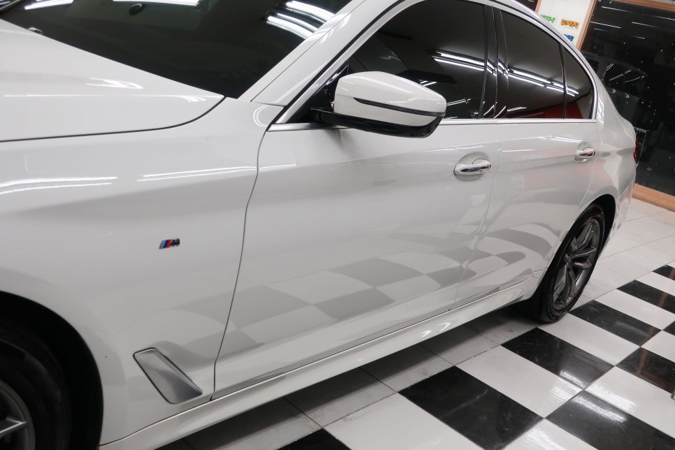 BMW 520D 뒤 범퍼 상세 부위 1