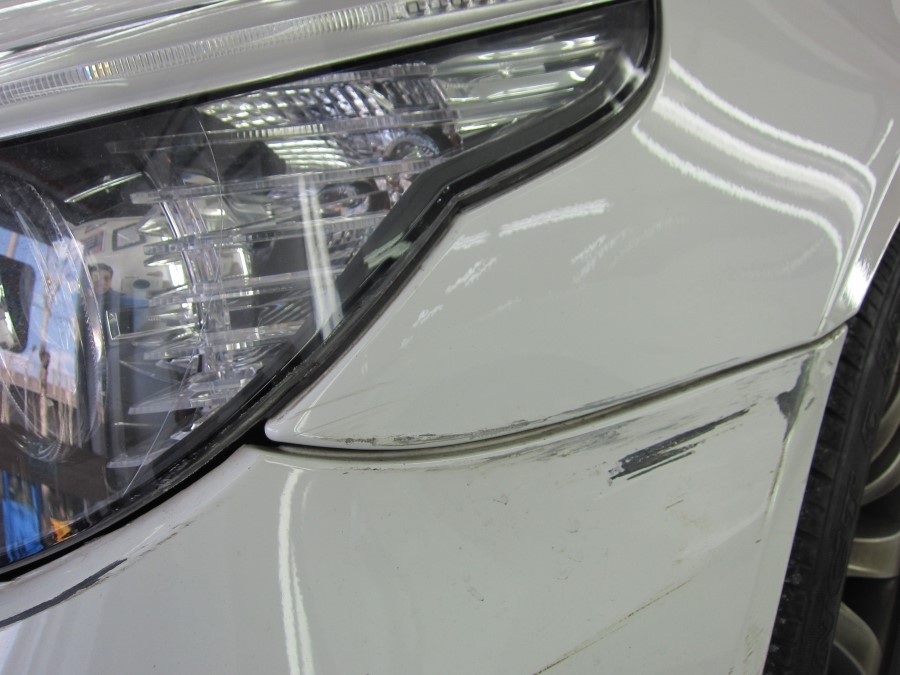 BMW 528 앞범퍼 파손 도장 벗겨짐 판금도색 시공 전