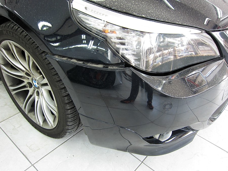 BMW 528i 앞범퍼 파손 시공 전 크랙 상태