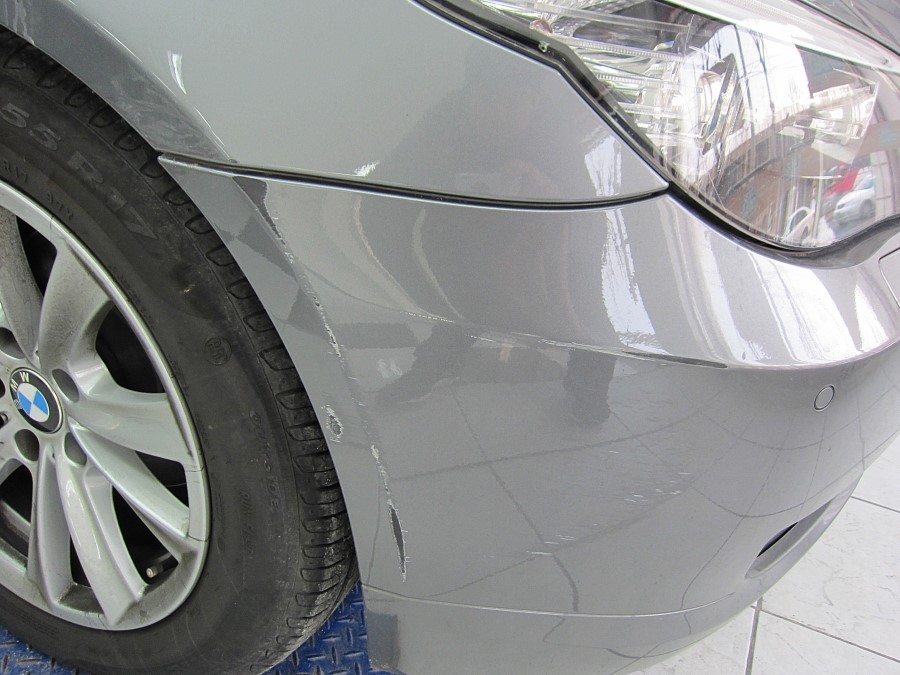 BMW 528i 앞범퍼 및 앞휀다 접촉 흠집 수리 전 모습