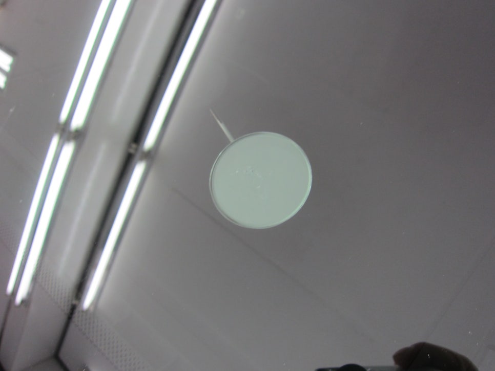 BMW 5시리즈 전면 유리 칩 복원 완료 후 크랙이 현저히 줄어든 상태