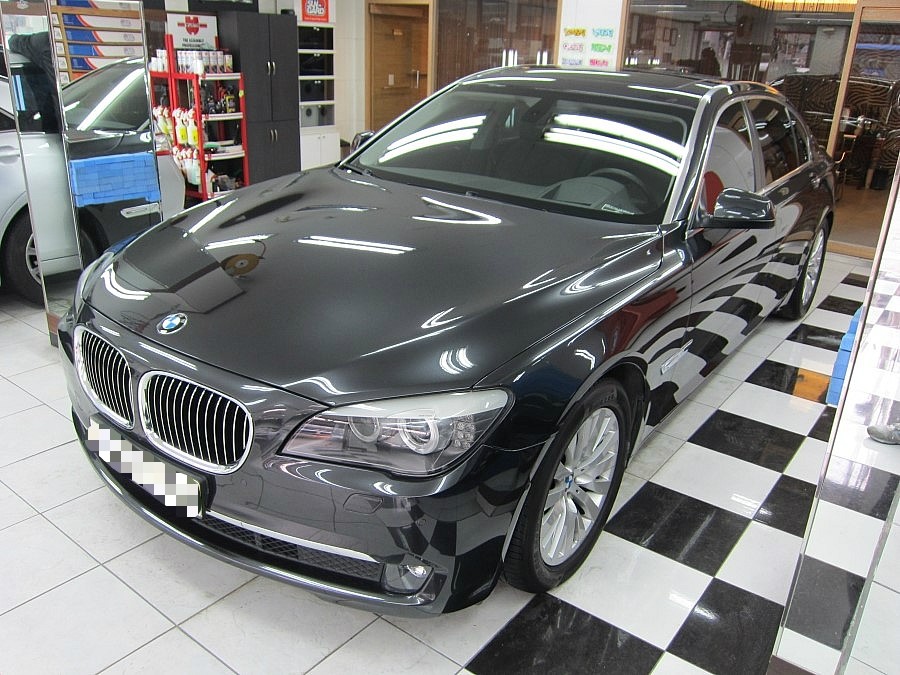 BMW 740Li 광택 폴리싱 작업 중 보닛
