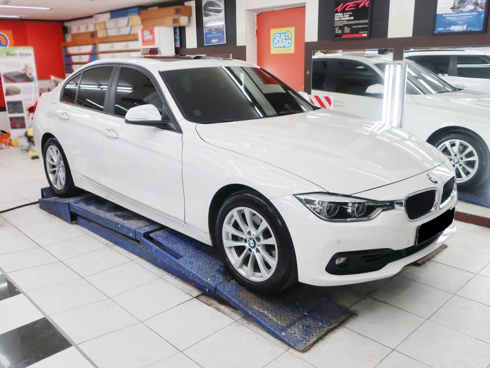 마포구 덴트 BMW 320d 센서도 탈거된 범퍼 판금  시공 전