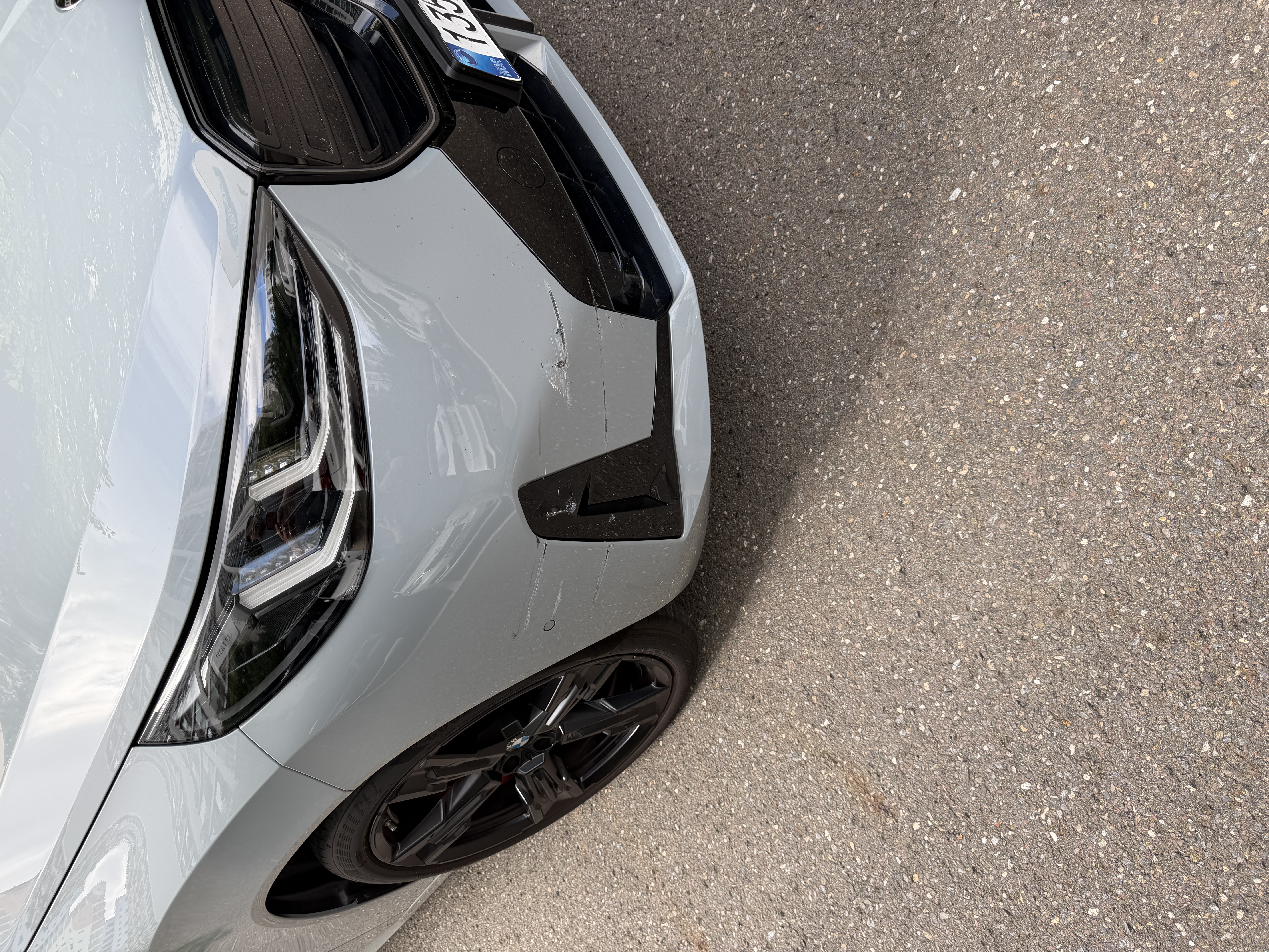 BMW I2 앞 범퍼 도색 복원 시공 전 1