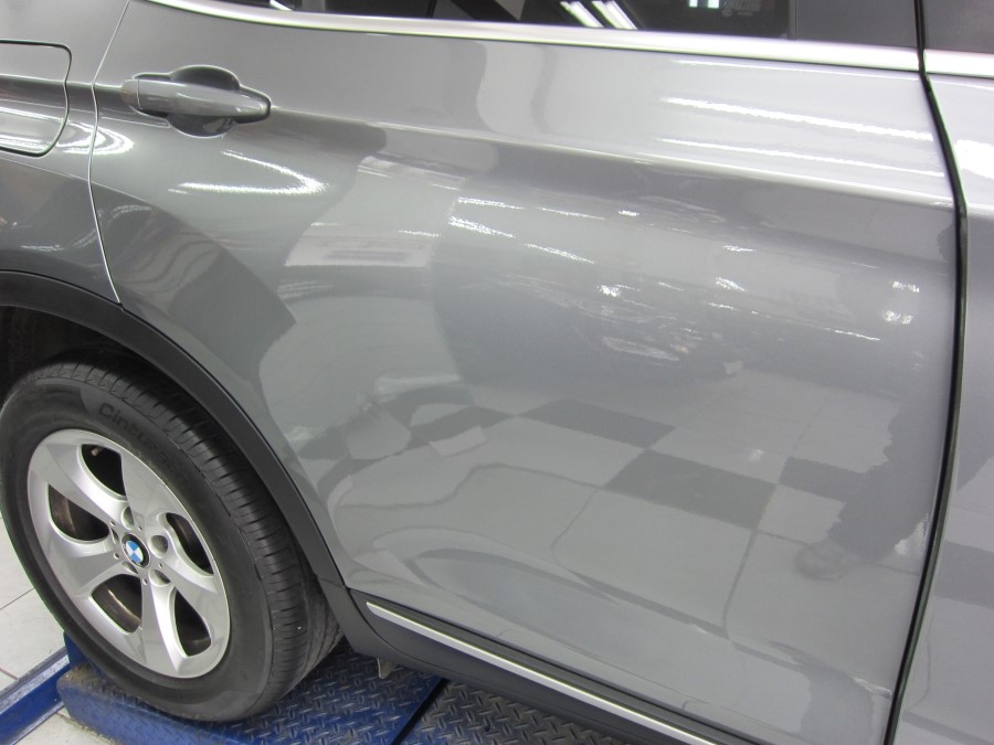 BMW X3 조수석 측면 판금도색 및 뒤휀다 몰딩 교체 시공 완료 후