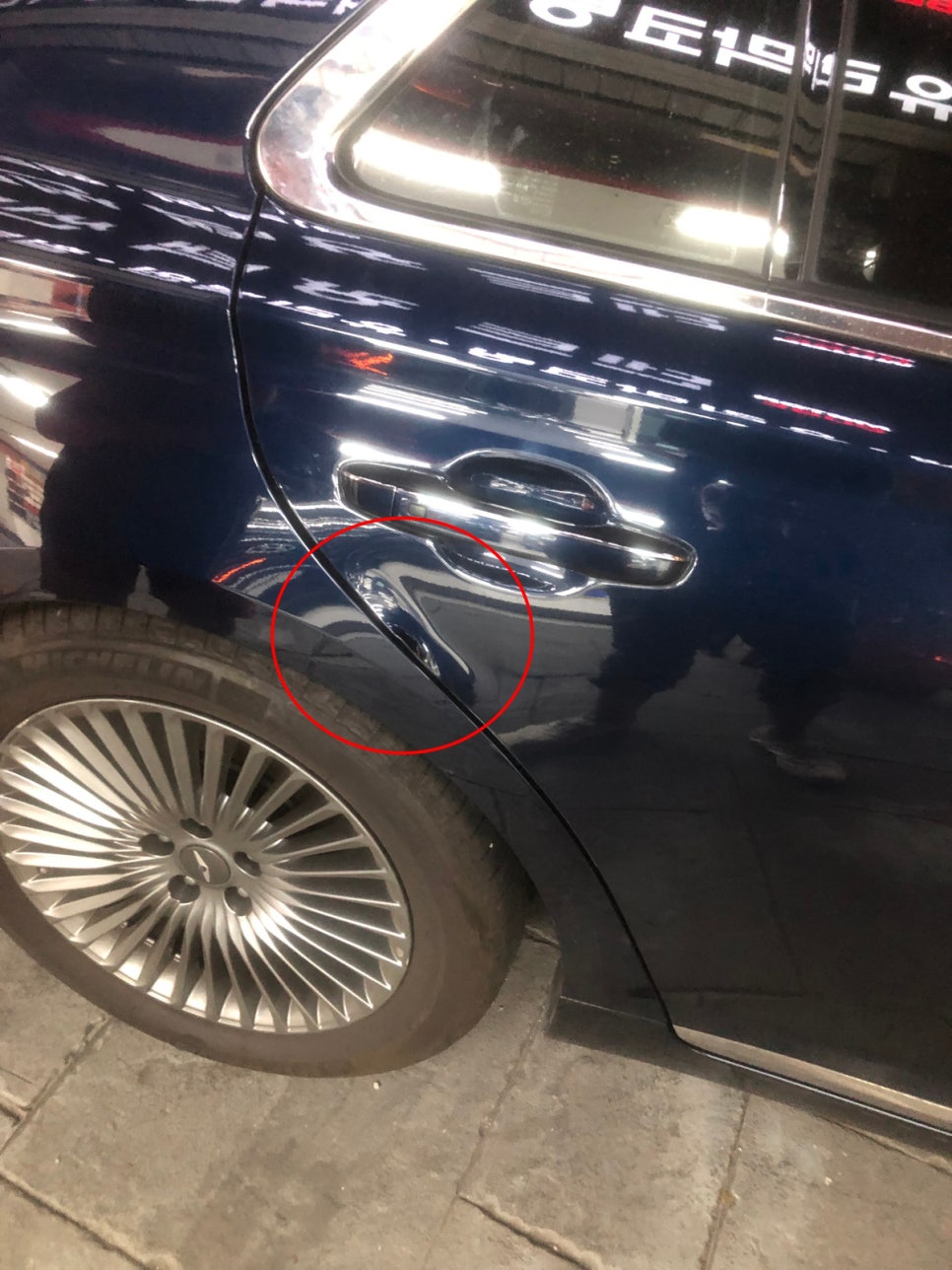 제네시스 G90 조수석 리어 도어 심하게 찌그러지고 변형되어 문이 제대로 닫히지 않는 손상 상태