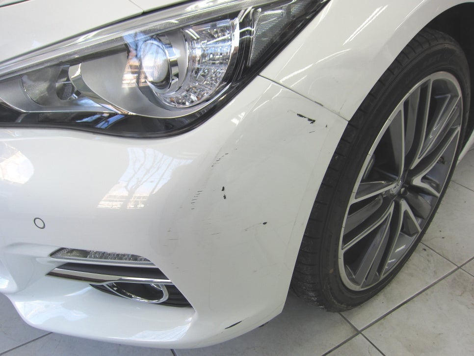 인피니티 Q50 앞범퍼 휀다 긁힘 파손 시공 전