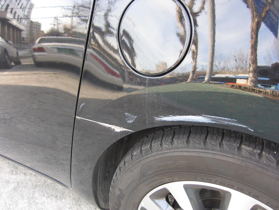 기아 카니발 뒤휀다 스크래치 및 도장 손상 수리 전