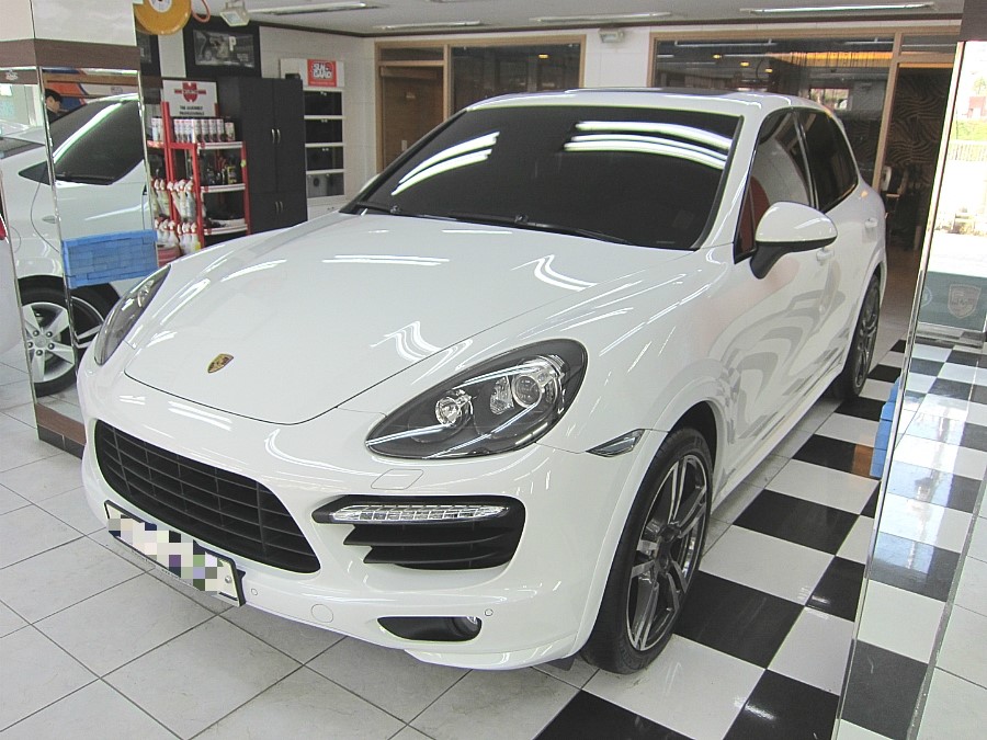 포르쉐 카이엔 GTS 신차 출고 직후 유리막코팅 시공 전 후드 도막 상태