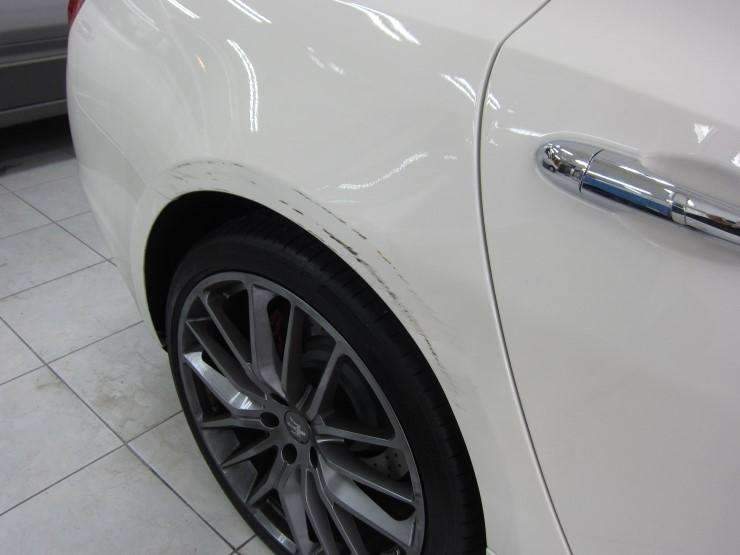 마세라티 콰트로포르테-흠집제거와 외형복원으로 휀다수리 시공 전