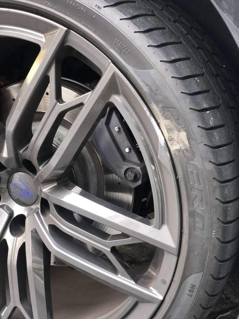 마세라티 콰트로포르테 21인치 덴트 작업 전 04