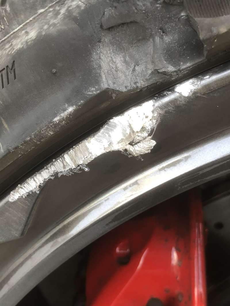 마세라티 콰트로포르테 21인치 덴트 작업 전 10