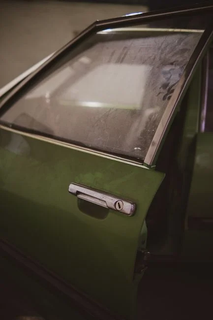 BMW 도어 패널 부분 도색 작업 장면